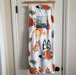 Bluey & Bingo Fall Pumpkin & Leaves Plush 50" x 70" White Throw Blanket NWT